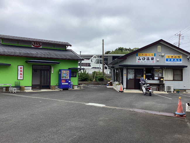 緑の建物が家族風呂